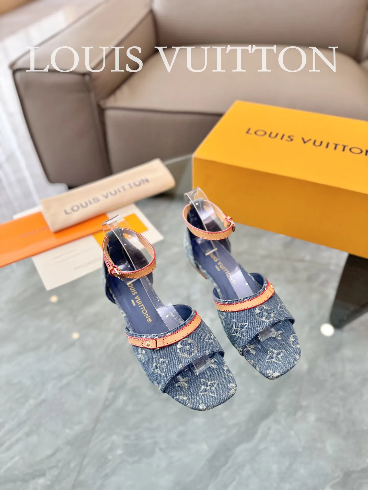 👟👟Ex-factory price 620👟👟 👟👟The top version of LV Lujia 24/denim jeans are so beautiful. I rarely make Lv family items, but I really can’t refuse this pair of kittens! I purchased the original version and developed it with care. The heels are custom molded. The brown leather with presbyopic denim is so brilliant! The perfect kitten heel, which is just right, is high-end, classic, sexy and comfortable. It is a must-have item that can give you full marks as a summer shoe! Sandals 5cm and 9cm/hollow sandals/ballet shoes 🔜3 items ✅Upper: Denim denim ✅Inner: original customized cowhide ✅Outsole: Italian genuine leather outsole ✅Number of yards: 35-41 (40.41 customization is not returnable) ✅Packaging: full set of exquisite packaging